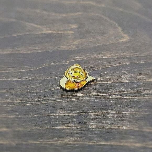 Vtg Canadian Red Cross 5th donation blood donor pin - Picture 6 of 9